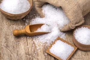 8 بلایی که نمک بر سر بدنتان می‌آورد